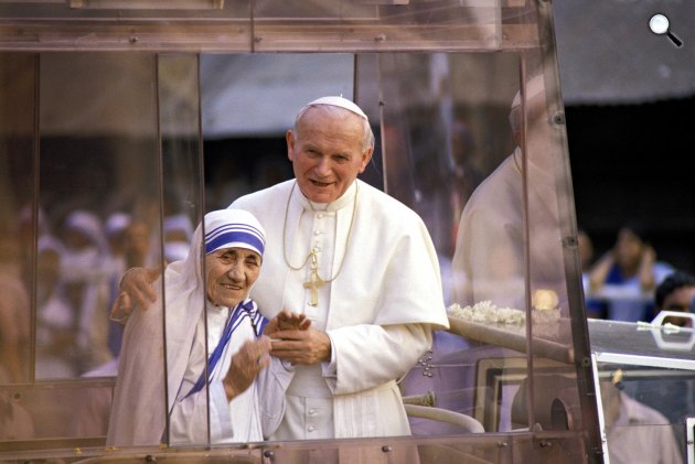 Szent II. János Pál pápa (1920-2005) és Kalkuttai Szent Teréz anya (1910-1997) Nobel-békedíjas apáca (Fotó: Wikimédia)