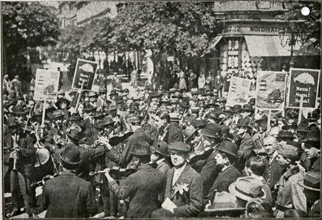 Tüntetés a trianoni békediktátum ellen, Budapest, 1920 (Fotó: MNM)