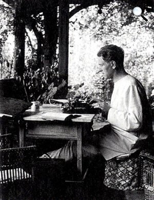 Baktay Ervin (1890-1963) cikkírás közben, 1926 (Fotó: OSZK/blog)