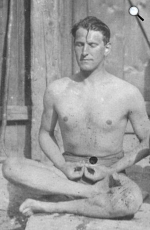 Baktay Ervin (1890-1963) India-kutató, festőművész, orientalista jógázás közben (Fotó: terebess.hu)