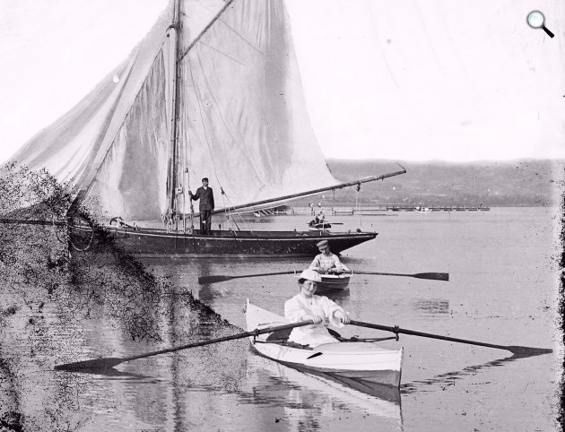 Csónakázók és egy vitorlás a csónakkikötő mellett, Balaton, Keszthely, 1908 (Fotó: Fortepan/MFM/Eedélyi Mór)