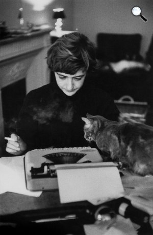 Françoise Sagan (1935-2004) francia regény- és drámaíró a macskájával (Fotó: Babelio)