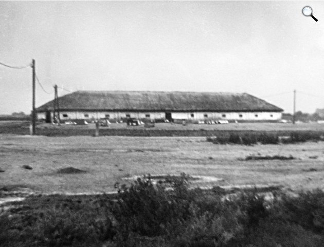 Kitelepítettek juhhodály-szállása a Hortobágyon, 1950 (Fotó: Hatvany Múzeum/Facebook)