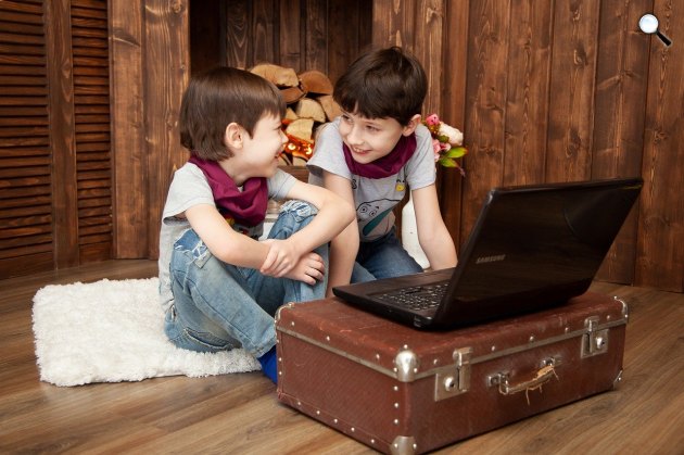 Gyerekek otthon olvasnak és tanulnak laptopon (Fotó: Pixabay)
