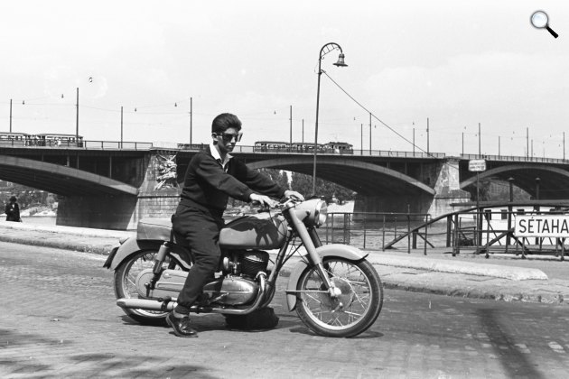 Egy Csepel Pannonia motorkerékpárral közlekedő férfi Budán, mögötte a Margit híd, 1957 (Fotó: Fortepan/chuckyeager tumblr)