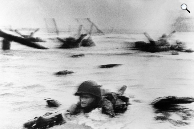 Robert Capa, D-Day normandiai partraszállás, 1944 (Fotó: Robert Capa / MNM)
