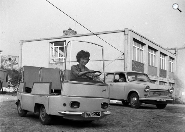 A Tiny I nevű, villanymotorral szerelt nyitott városi kisautó, mögötte egy Trabant, 1970 (Fotó: Fortepan/Urbán Tamás)