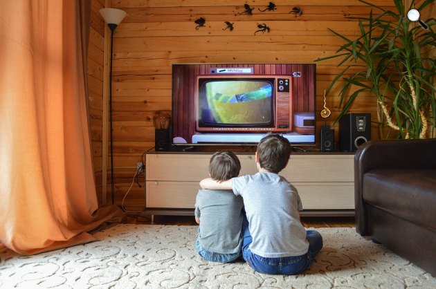 Gyerekek otthon tévéznek (Fotó: Pixabay)