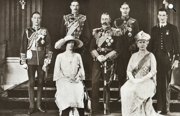 V. György brit király és családja, köztük a későbbi VI. György brit király és a trónról lemondott VIII. Eduárd (Fotó: Viasat History)