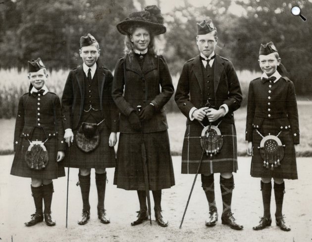 A brit királyi Windsor család fiatal hölgy tagjai - György kenti herceg, Albert herceg (később VI. György brit király), Mária brit királyi hercegnő, a walesi herceg (később VIII. Eduárd király és Windsor hercege), Henry gloucesteri herceg, 1912 (Fotó: Viasat History)