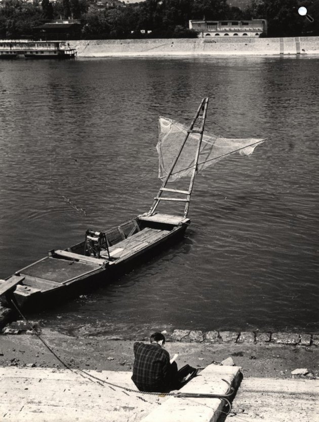 Halászladik a pesti Duna-parton, 1966 (Fotó: Reismann János/Magyar Fotográfiai Múzeum)