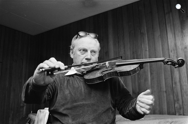 Isaac Stern hegedűművész egyik kezével hegedül, 1979 (Fotó: Rob Bogaerts/Wikimédia)