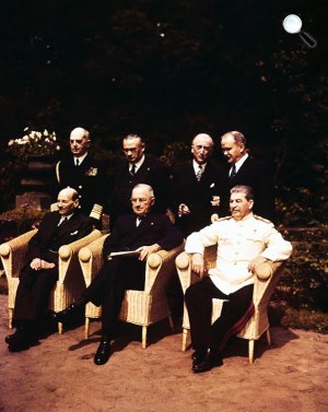 A potsdami konferencia -  Clement Attlee új miniszterelnökkel, Harry S. Truman elnökkel és Joszif Visszarionovics Sztálin marsallal, 1945 (Fotó: Wikimédia)
