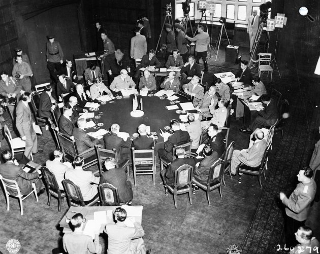 A potsdami konferencia, Cecilienhof-palota konferenciaasztala, 1945 (Fotó: Wikimédia)