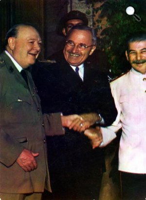 A potsdami konferencia - Hármas kézfogás Winston Churchill miniszterelnökkel, Harry S. Truman elnökkel és Joszif Visszarionovics Sztálin marsallal, 1945 (Fotó: Wikimédia)