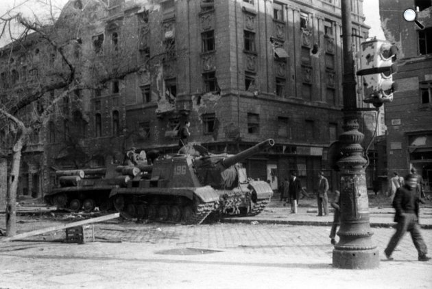1956-os forradalom - Harcképtelenné tett ISU-152-es szovjet rohamlövegek, Budapest, 1956 (Fotó: Fortepan/Album027)