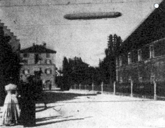A javított Zeppelin léghajó útja Konstanz felett, 1900 (Fotó: Huszadik Század)