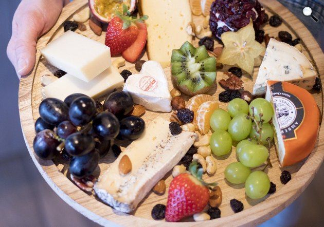 Sajttál (ementáli, rokfort, edami, gouda sajt) gyümölccsel (Fotó: Pixabay)