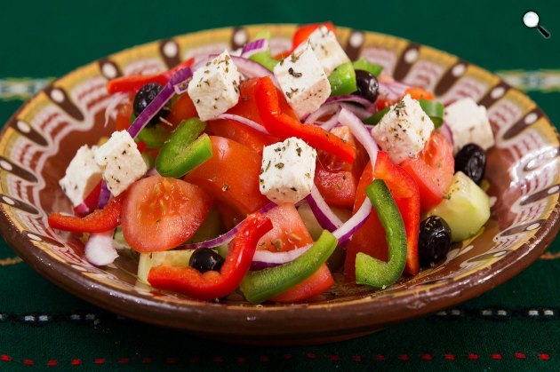 Görög saláta - paradicsom, uborka, lilahagyma, fekete olívabogyó, feta sajt, paprika, olíva olaj (Fotó: Pixabay)