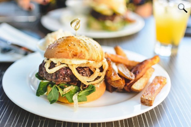Hamburger - grillezett, fűszeres marhahúsmassza, lapos, enyhén pogácsa (Fotó: Pixabay)