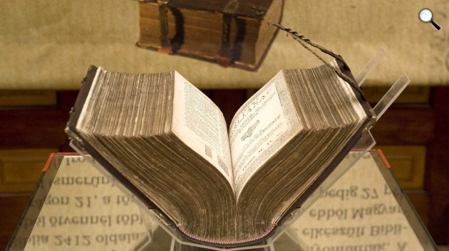 Az 1590-ből származó, újonnan restaurált vizsolyi biblia a Petőfi Irodalmi Múzeumban (Fotó: MTI/Czimbal Gyula)