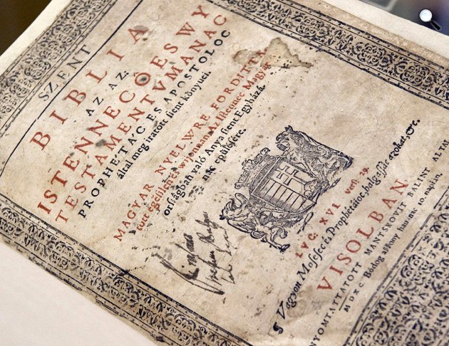 Az 1590-ből származó, újonnan restaurált vizsolyi biblia a Petőfi Irodalmi Múzeumban (Fotó: MTI/Czimbal Gyula)