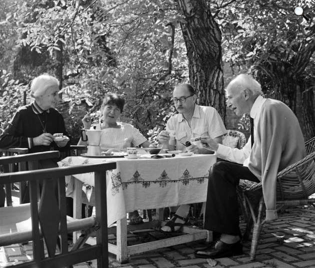 Lengyel Miklósné (Benedek Mária), Benedek Istvánné, Benedek István író, orvos és Benedek Marcell író a Vércse utcai ház kertjében, 1963 (Fotó: Fortepan/Hunyady József)