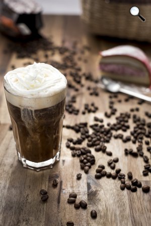 Kávé és sütemény egy holland kávézóban, Amszterdam (Fotó: Pixabay)