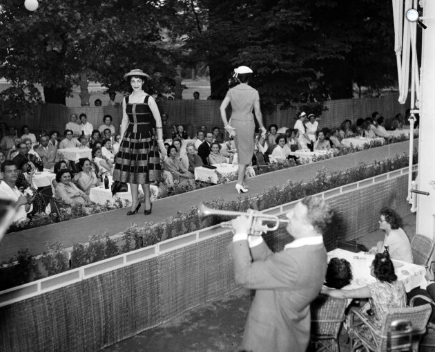 Divatbemutató a Margitszigeti Nagyszálló teraszán. Az előtérben Zsoldos Imre trombitál, 1961 (Fotó: Fortepan/Bauer Sándor)