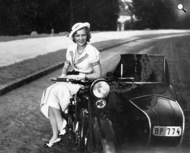 Divatmodell egy oldalkocsis motorkerékpárt hirdetve, 1945 (Fotó: Fortepan/Fortepan)