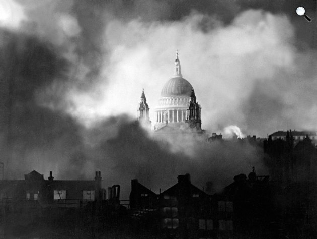 A londoni Szent Pál-székesegyház kupolája, amely a német gyújtóbombák által generált füstön keresztül látható, 1940. december 29. (Fotó: Wikimédia)