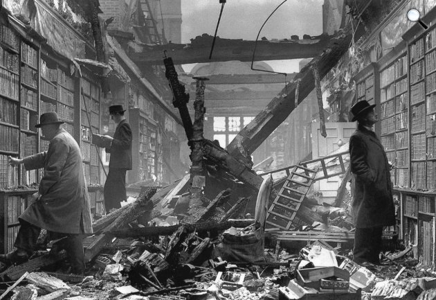 Holland House könyvtára a Blitz bombázás után, Kensington, London, 1940 (Fotó: English Heritage gyűjtemény/Wikimédia)