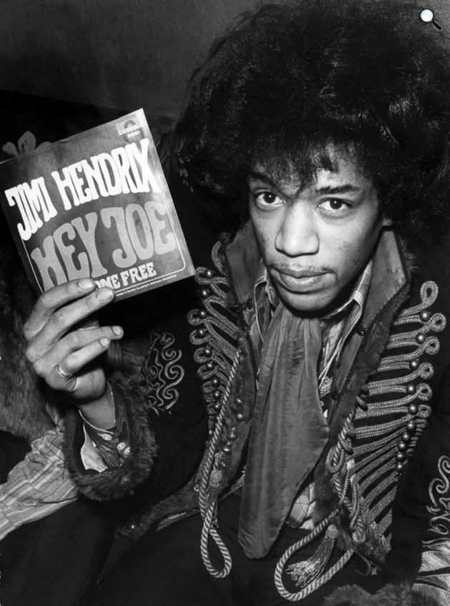 Jimi Hendrix (1942-1970) gitáros, zeneszerző, 1967 (Fotó: Twitter@JimiHendrix)