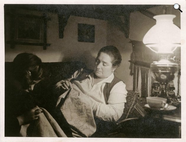Lesznai Anna (1885-1966), írónő, képzőművész amerikai otthonában varr, 1940 körül (Fotó: MNM)