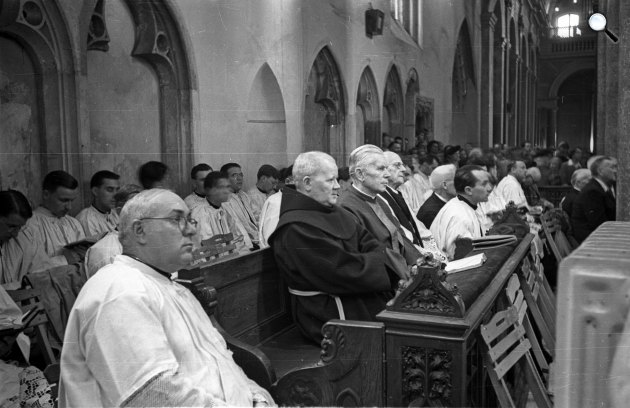 Istentisztelet szerzetesekkel a Belvárosi Nagyboldogasszony Főplébánia-templomban, Budapest, 1955 (Fotó: Fortepan/Hámori Gyula)