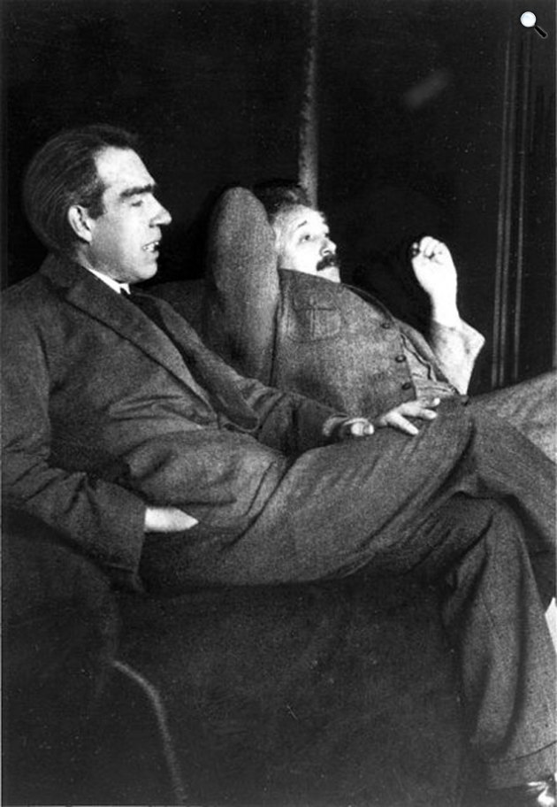 Niels Bohr és Albert Einstein a kvantumelmélet megvitatása közben Paul Ehrenfest leideni otthonába, 1925 (Fotó: Paul Ehrenfest/Wikimédia)