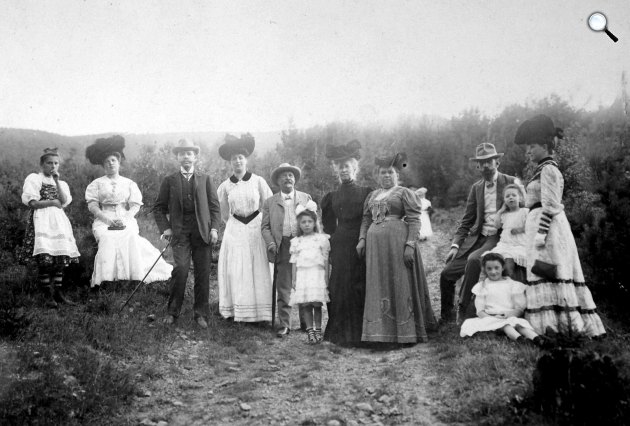 Nyári ruha divatja, kalappal a 20. század elején, 1905 (Fotó: Fortepan/Nagy Zita)