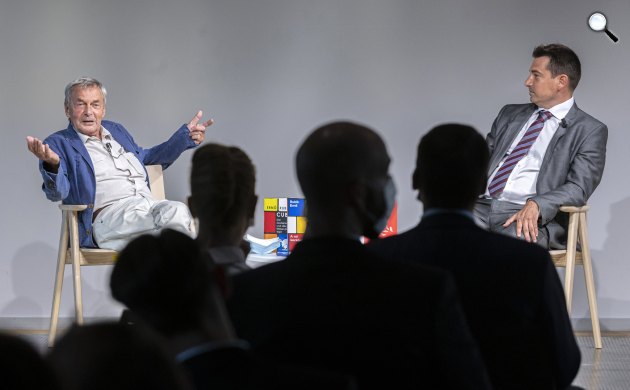 Rubik Ernő Kossuth- és állami díjas építészmérnökkel, feltalálóval Halmos Ádám, a Libri Kiadó igazgatója beszélget A mi kockánk című könyvének bemutatóján, Budapest, 2020 (Fotó: MTI/Szigetváry Zsolt)
