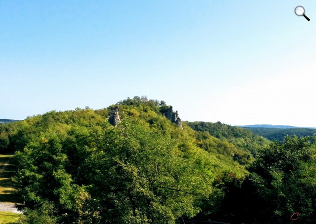 A Barát- és Apáca-sziklák (más néven Bálványkövek) a siroki várból nézve, 2020 (Fotó: Kibelbeck Mara/Cultura.hu)
