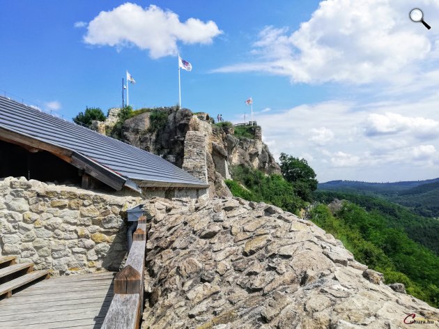 A siroki vár a Bükk és a Mátra határán a Tarna-patak észak felén, 2020 (Fotó: Kibelbeck Mara/Cultura.hu)