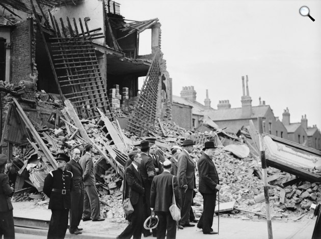 Winston Churchill kilátogat a náci Luftwaffe által lebombázott East Endre, London, 1940. szeptember 8. (Fotó: Wikimédia)