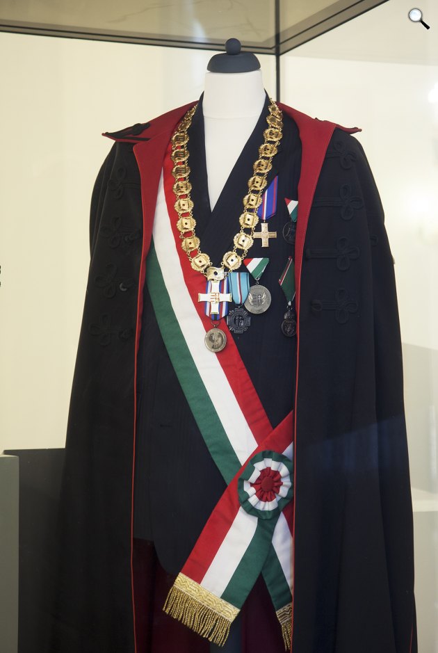 Az 1956-os szabadságharcos lovagrend lovagi öltözete (Fotó: Magyar Nemzeti Múzeum)