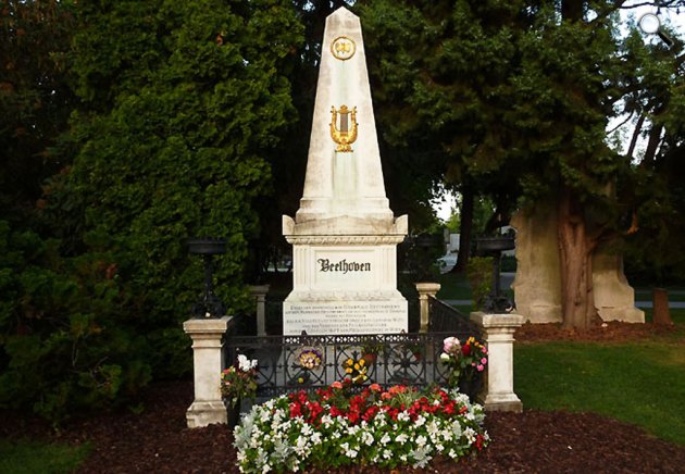 Ludwig van Beethoven (1770-1827) zeneszerző sírboltja, Zentralfriedhof, (Bécsi Központi Temető) (Fotó: viennatouristguide.at)