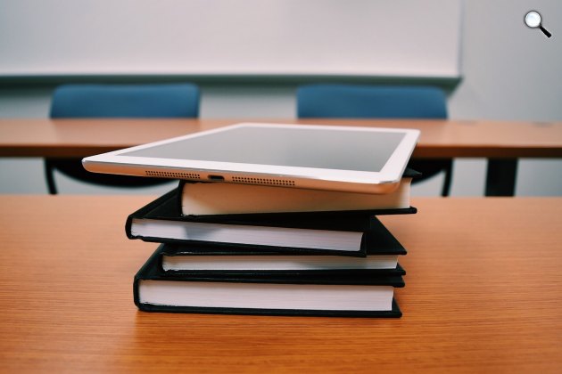 Iskolai osztályterem - oktatás tankönyvekkel és tablettel (Fotó: Pixabay)