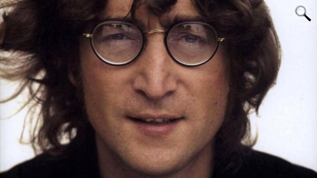 John Lennon (1940-1980), a 20. század egyik legnagyobb hatású énekese, zeneszerzője, költője és a The Beatles gitárosa (Fotó: listal.com)