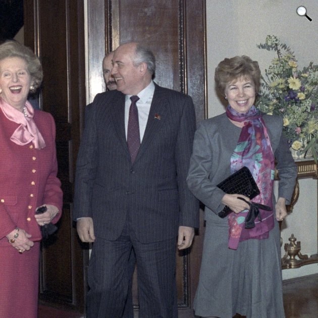 Margaret Thatcher brit konzervatív politikus Mihail Gorbacsov szovjet politikus és felesége Raisa Gorbacsov, 1989 (Fotó: listal.com)