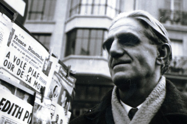 Ottlik Géza (1912-1990) író egy újságos állvány előtt, Párizs, 1963 (Fotó: PIM/europeana.eu)