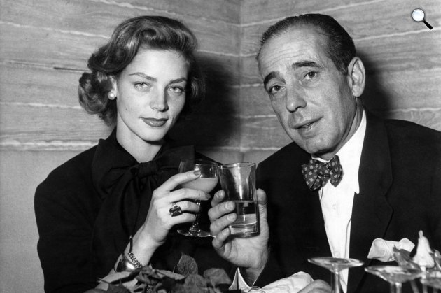 Lauren Bacall színésznő és férje, Humphrey Bogart színész koktélt isznak (Fotó: Listal.com)