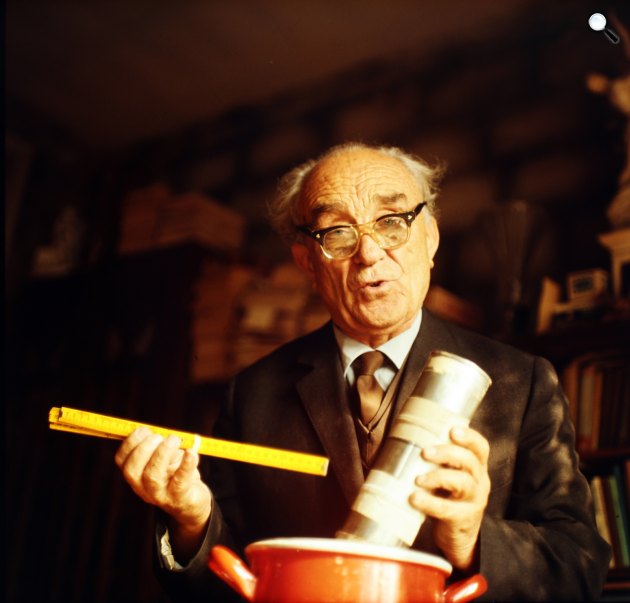 Öveges József (1895-1979) professzor, piarista szerzetes otthonában, 1969 (Fotó: Fortepan/Szalay Zoltán)