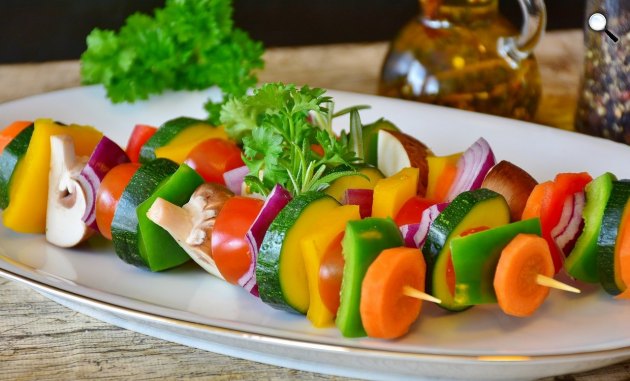Zöldségnyárs grillezése (Fotó: Pixabay)